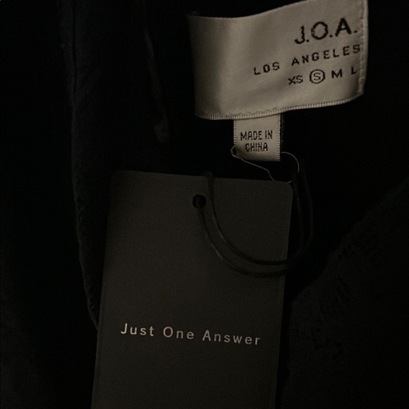 Stylish Black Dress with Lace Detail - Picture 16 of 16